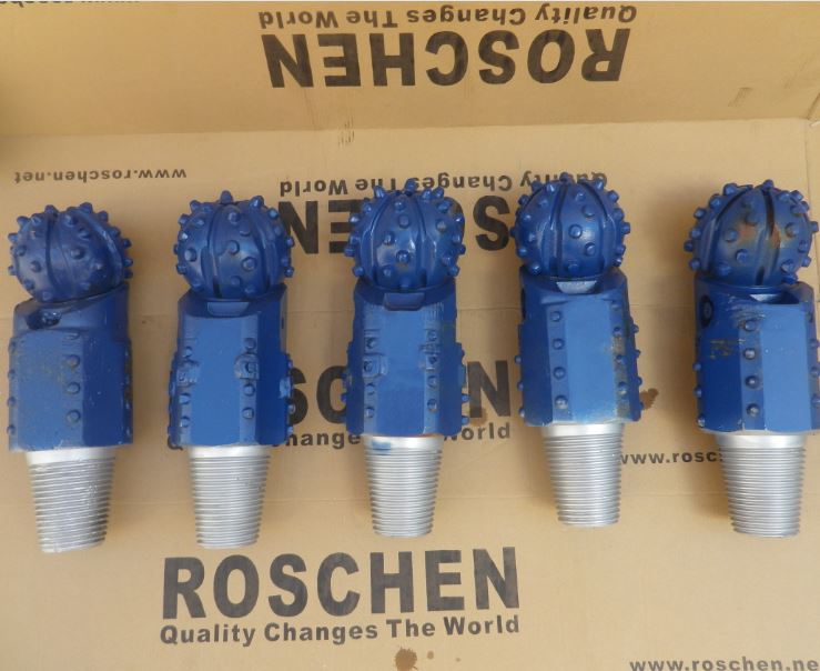 peda&ccedil;os de rolo de rocha tricone